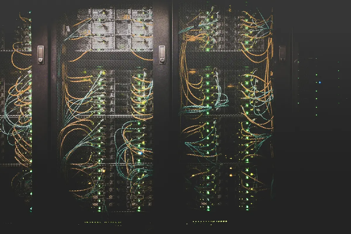 Serverkasten in een datacenter met gebundelde netwerkkabels en brandende statuslampjes
